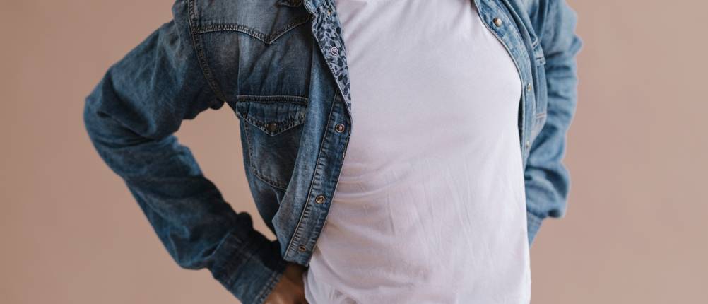 Jeanshemd-Herren-Test: Ansicht eines langärmeligen Herren-Jeanshemdes über einem weißen Shirt.