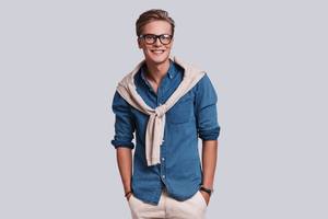 Herren-Jeanshemd-Test: Ansicht eines Mannes mit dunkelblauem Herren-Jeanshemd.