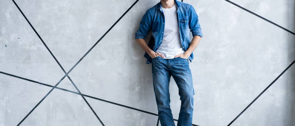 Jeanshemd für Herren im Test: Mann mit Jeanshemd über weißem Shirt.