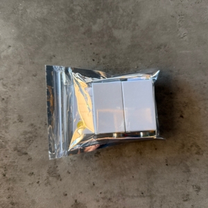 Die Jedew-Hygrometer liegen in ihrer Verpackung auf einem Tisch