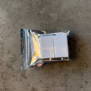 Die Jedew-Hygrometer liegen in ihrer Verpackung auf einem Tisch