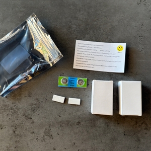 Die eingepackten Einzelteile vom Jedew-Hygrometer liegen auf einem Tisch