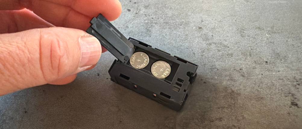 Eine Hand öffnet das Batteriefach vom Jedew-Hygrometer