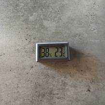 Das Jedew-Hygrometer liegt auf einem Tisch
