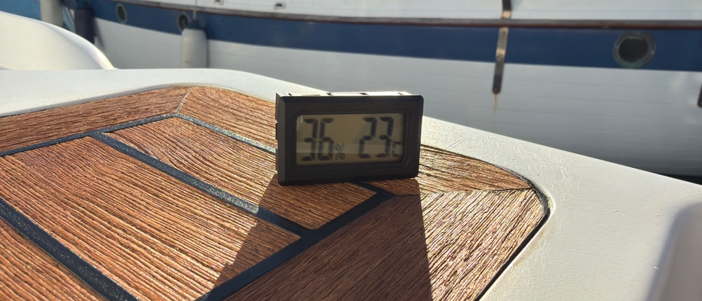 Das Jedew-Hygrometer steht auf Holz