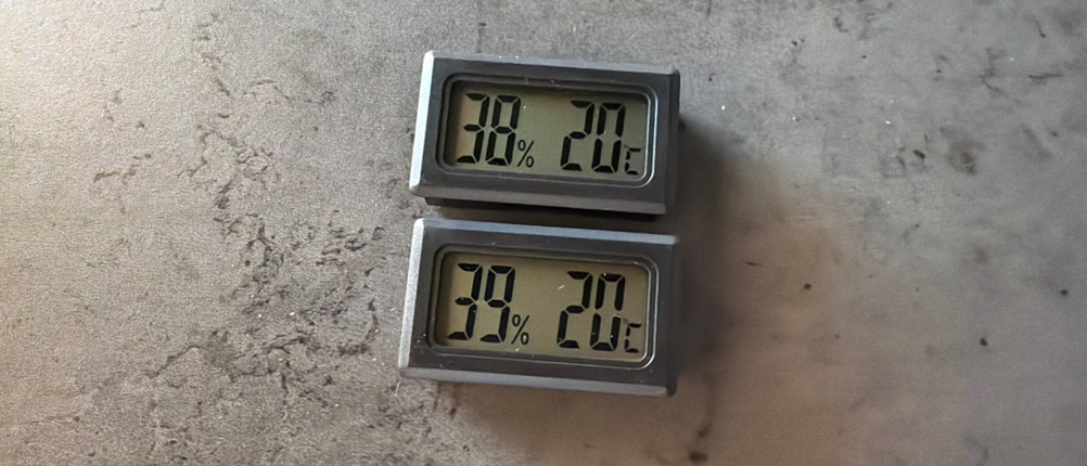 Zwei Jedew-Hygrometer liegen nebeneinander auf einem Tisch