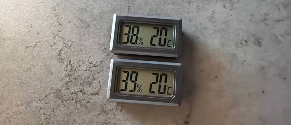 Zwei Jedew-Hygrometer liegen nebeneinander auf einem Tisch