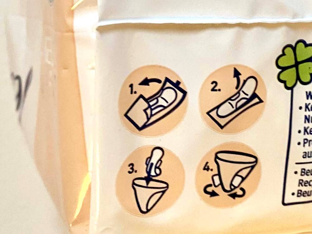 Damenbinden getestet: Detailaufnahme Infografik zur Bedienung auf der Packung.