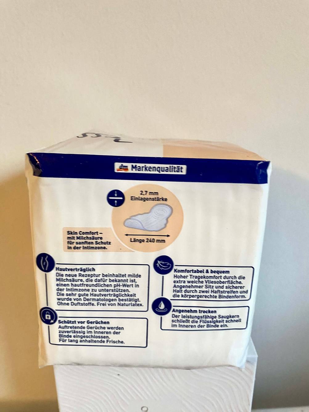 Rückseite einer Packung der getesteten Damenbinden vor einer hellen Wand.