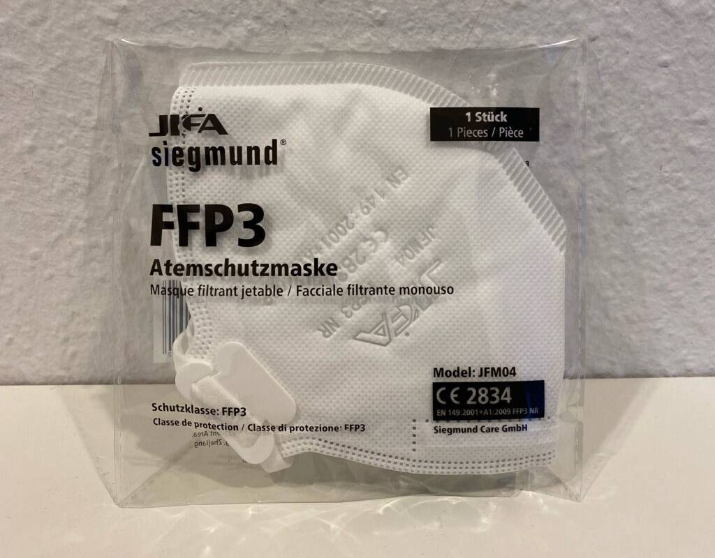 FFP3-Atemschutzmaske-Test: Eine verpackte Atemschutzmaske (FFP3) vor einer hellen Wand.