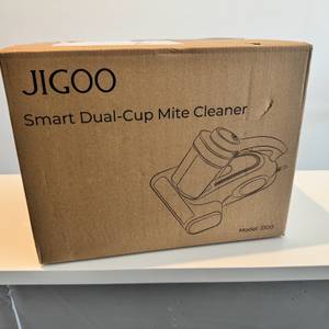 Der Karton des Jigoo J300 steht auf einer weißen Ablagefläche