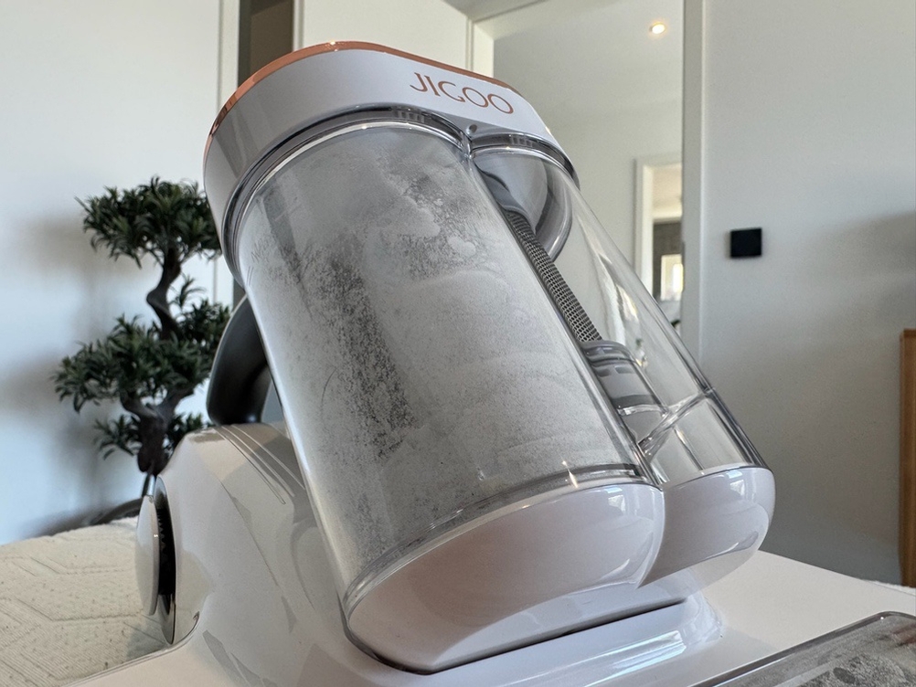 Der verschmutzte Behälter des Jigoo J300