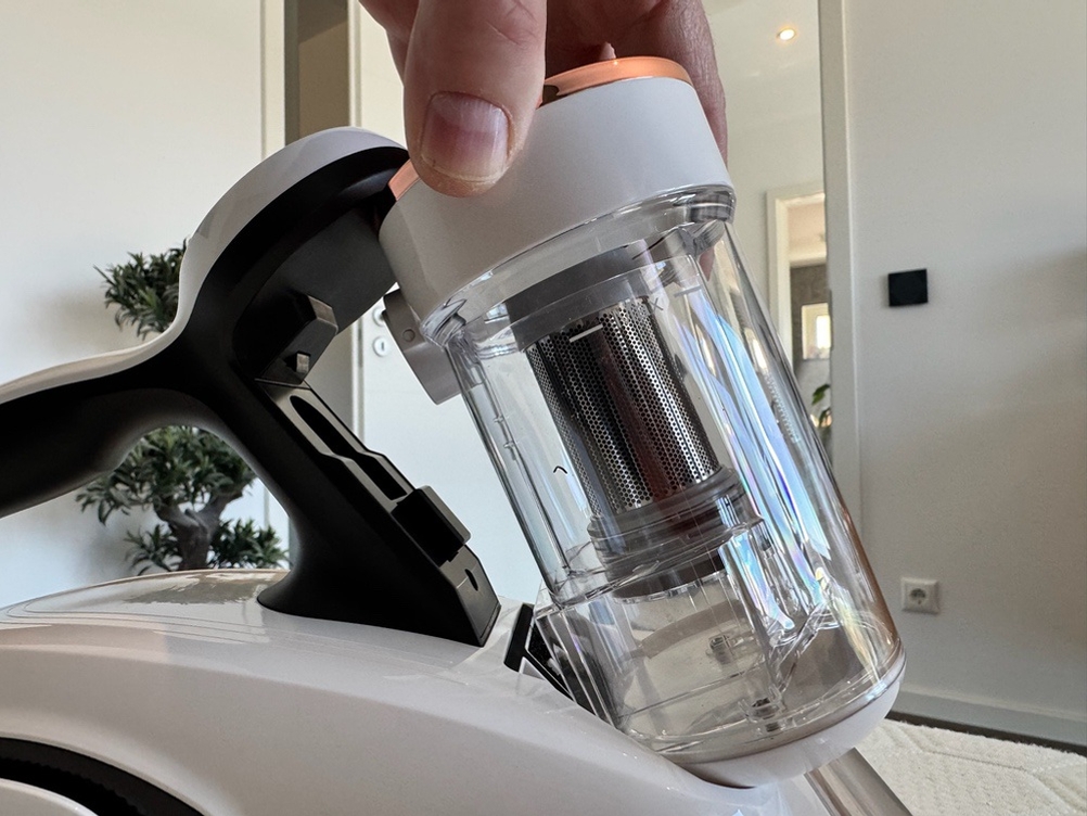 Eine Hand hält den Behälter des Jigoo J300 fest