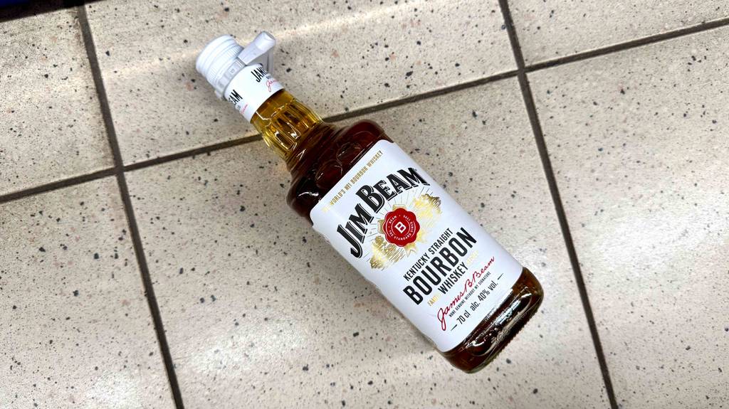 Bourbon Whiskey Test: Eine Flasche der Marke Jim Beam liegt auf dem Boden.
