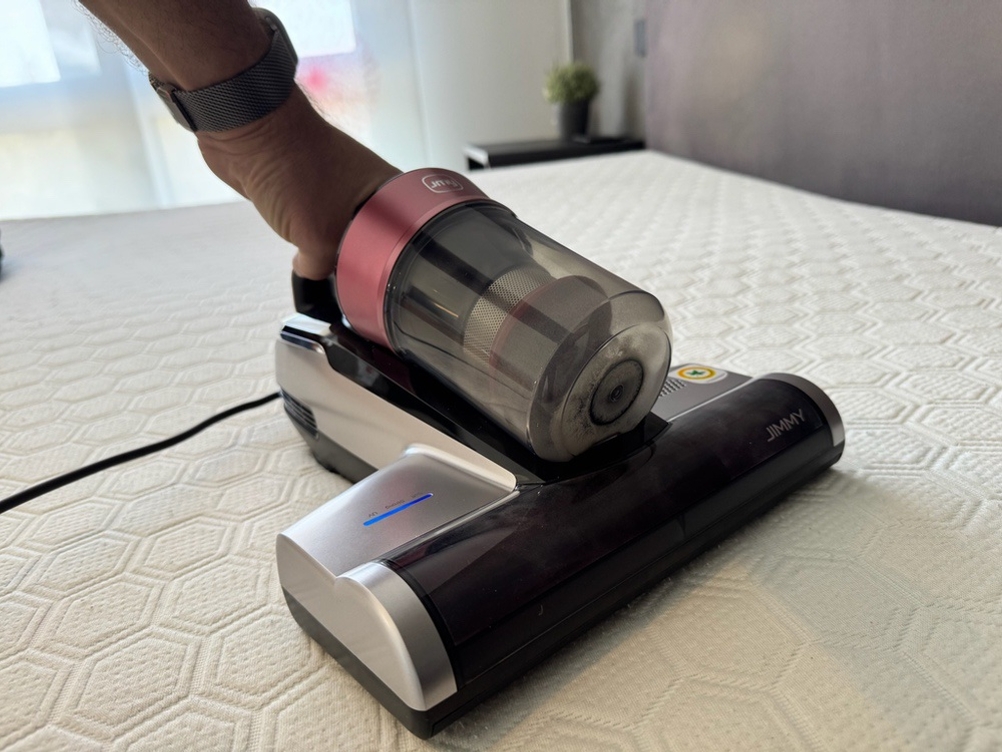 Eine Hand saugt mit dem Jimmy BX5 Pro über eine Matratze
