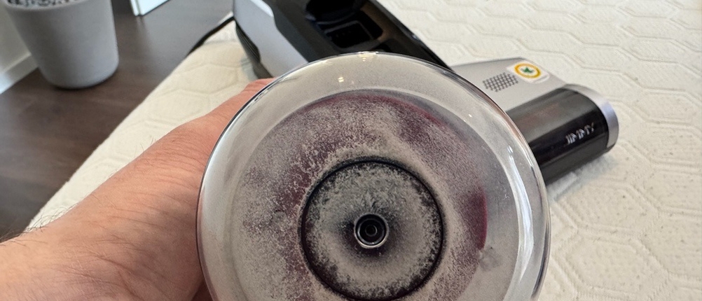 Der verschmutzte Behälter des Jimmy BX5 Pro von unten