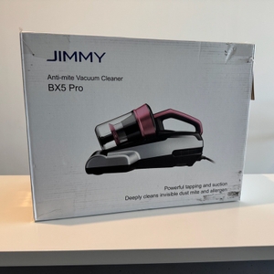Der Karton des Jimmy BX5 Pro steht auf einer Ablagefläche