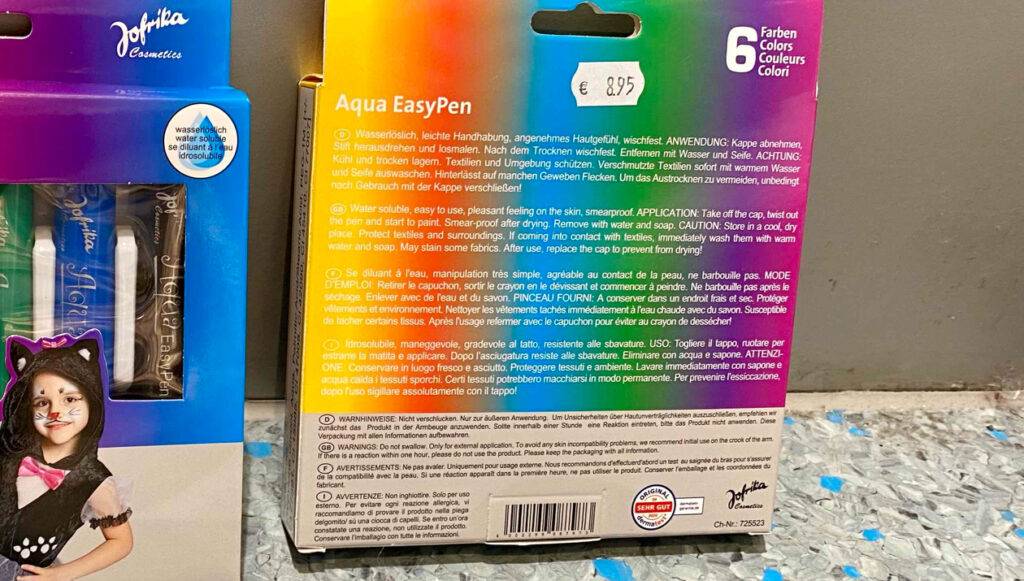 Bodypainting-Farben-Test: Ansicht auf die rückseitige Produktbeschreibung und das Preisetikett auf einer Verpackung mit sechs Farben.