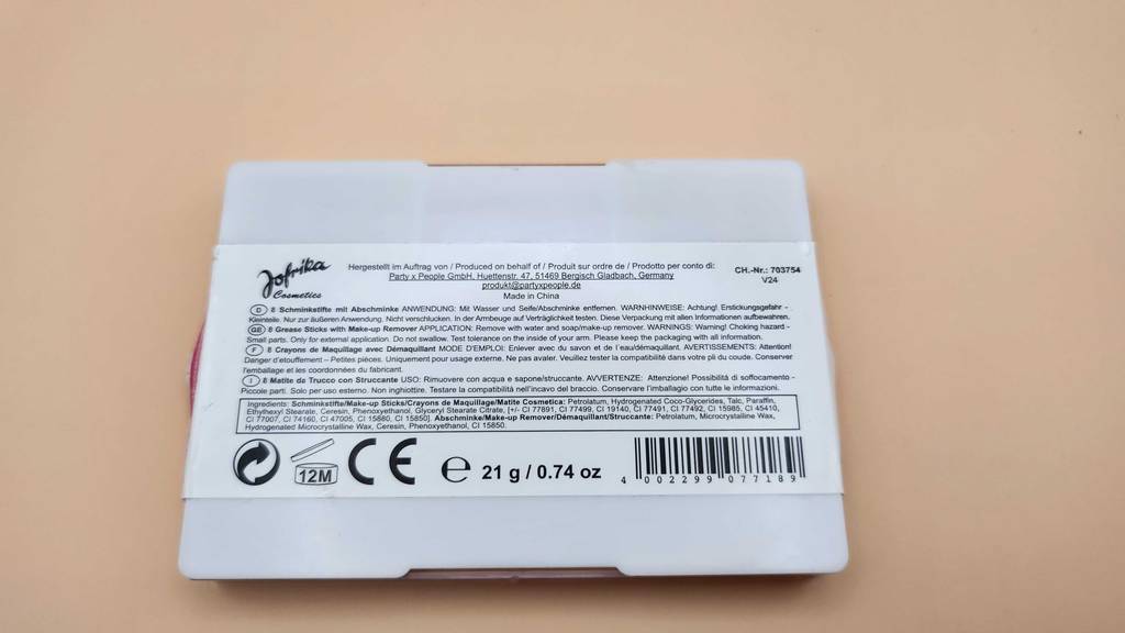 Kinderschminke im Test: Detailansicht der Produktbeschreibung auf einer Verpackung.