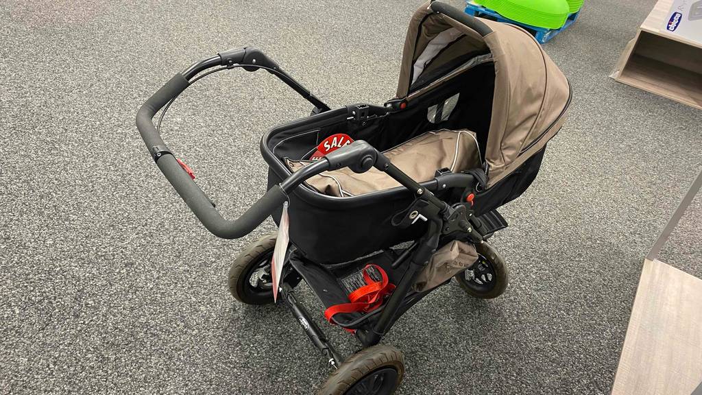 Getesteter Jogger-Kinderwagen mit Regenschutz. 