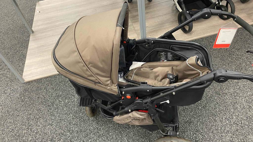 Jogger-Kinderwagen im Test: Faltbarer Jogger-Kinderwagen befindet sich im Geschäft. 