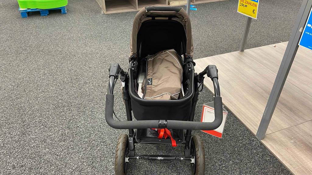 Im Geschäft befindet sich ein getesteter Jogger-Kinderwagen.