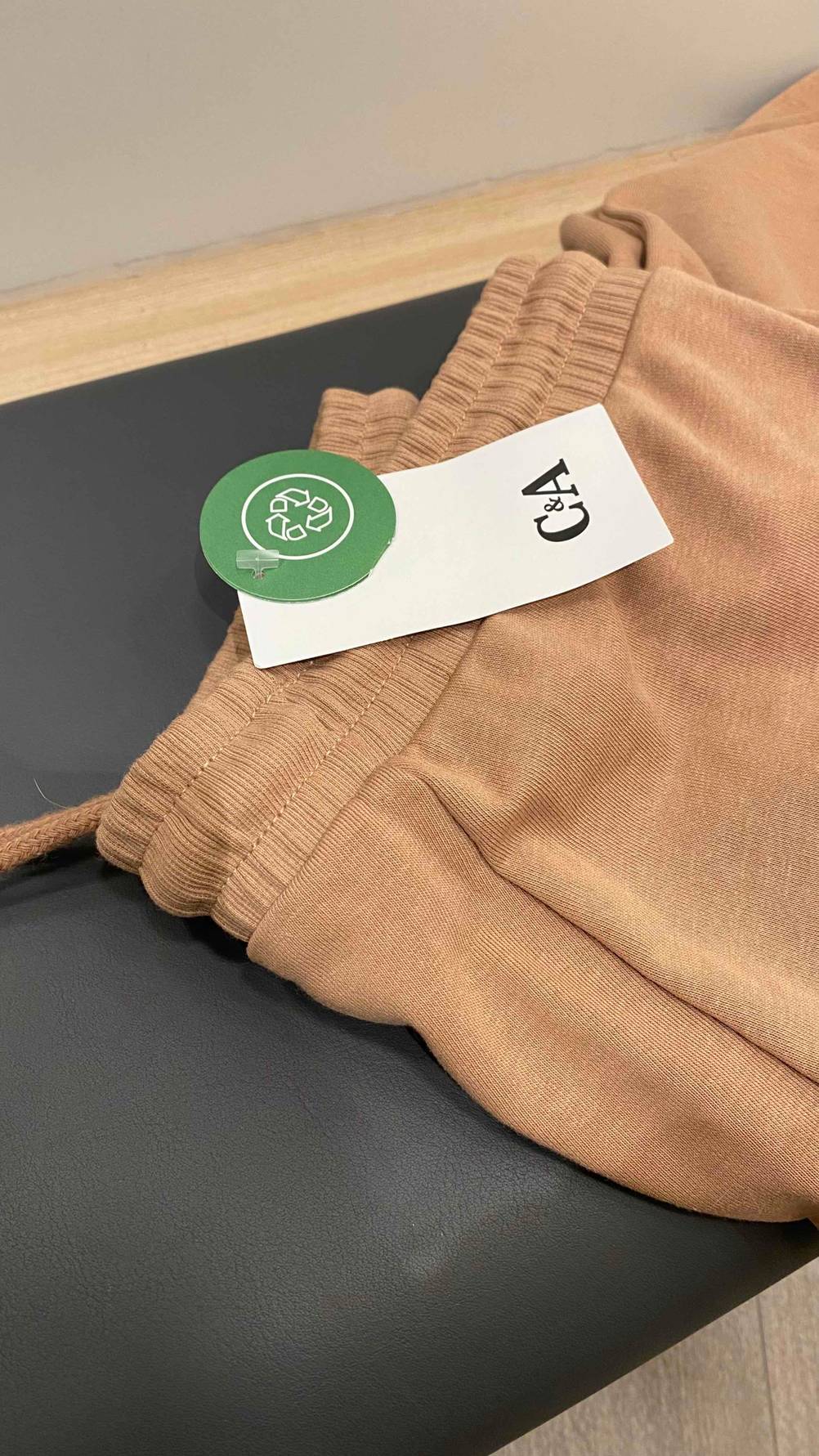 Eine getestete Jogginghose für Damen mit Preisschild.
