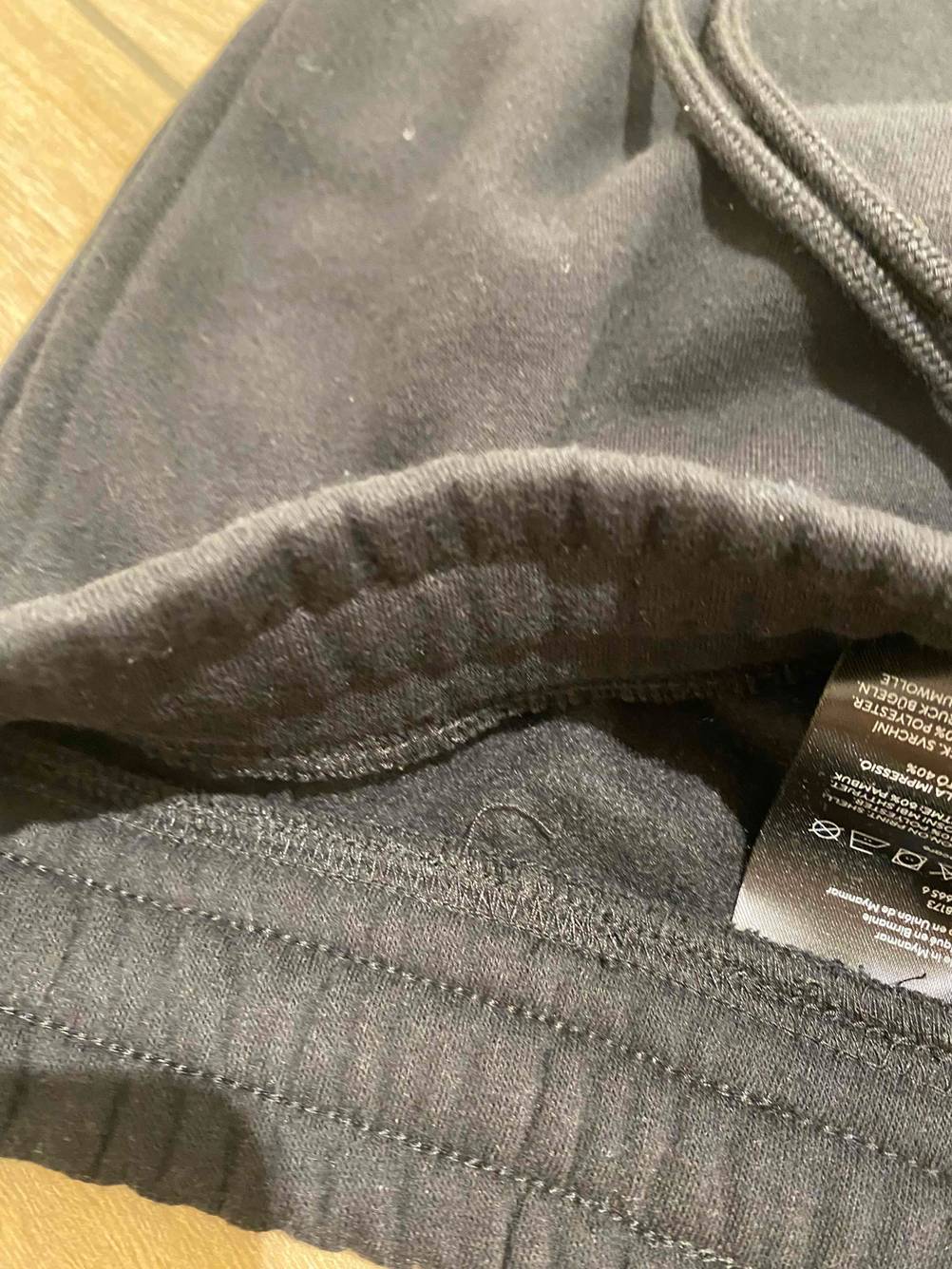 Eine getestete Jogginghose für Herren aus Baumwolle. 