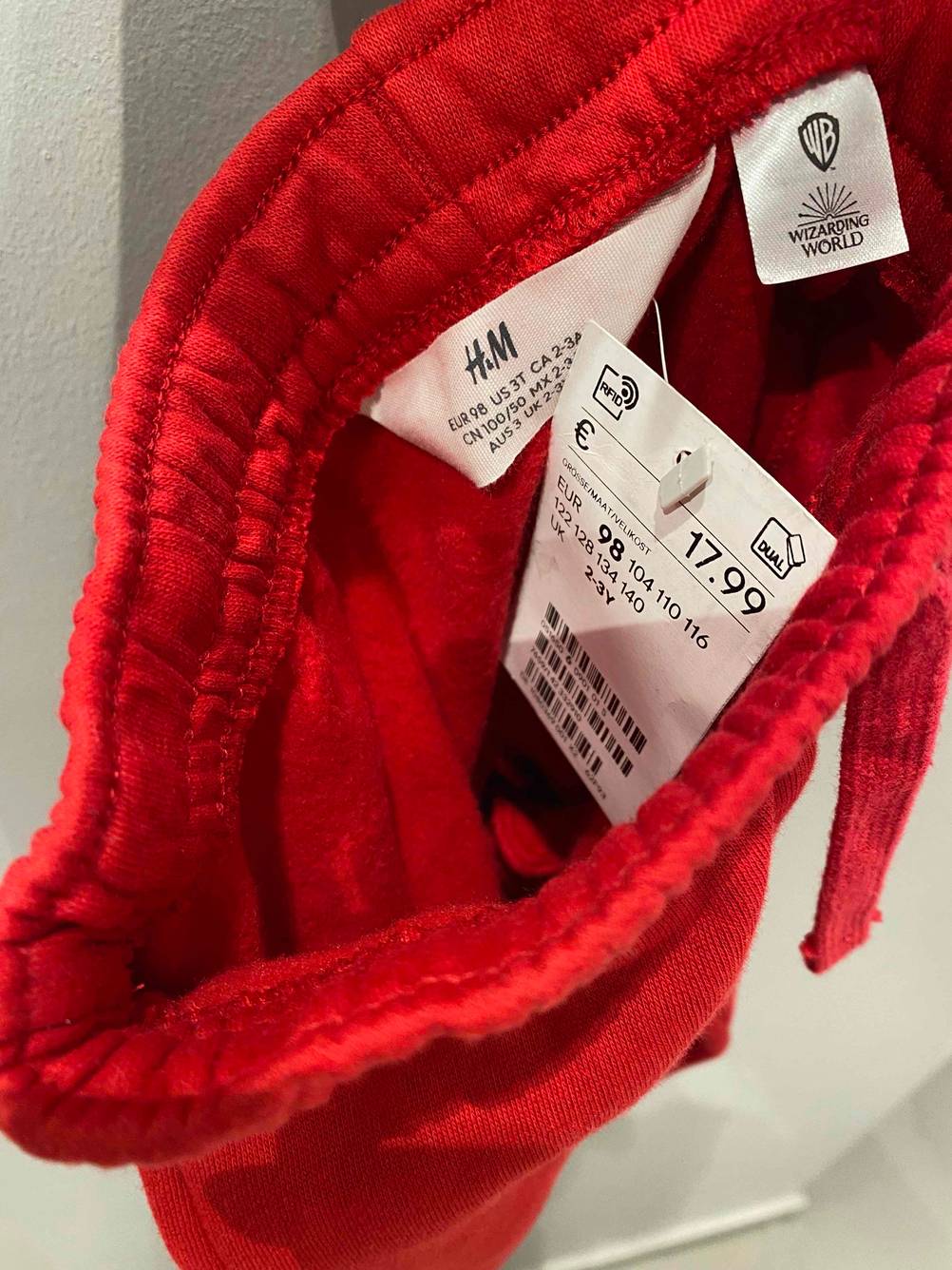 Nahaufnahme des Labels innen in einer getesteten roten Kinder-Jogginghose.