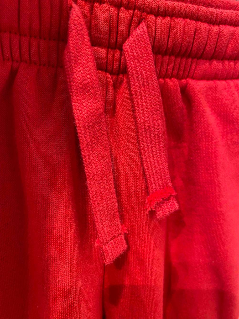 Eine getestete Jogginghose für Kinder in der Farbe Rot.