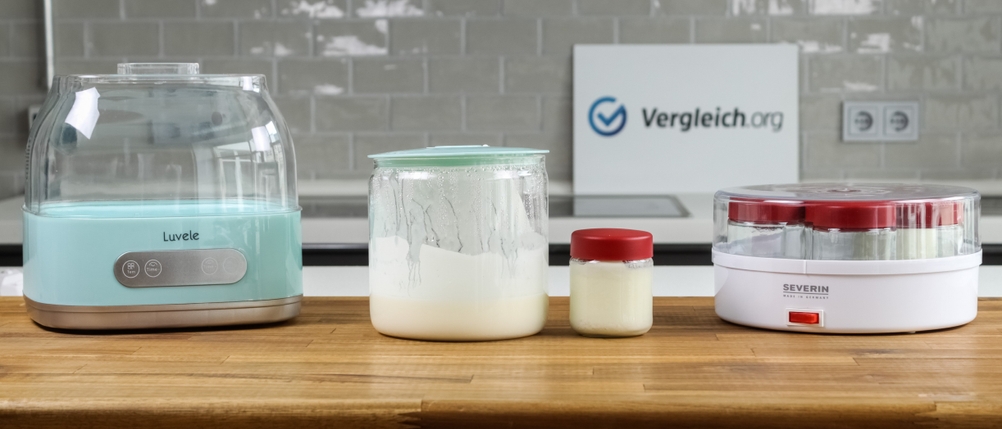 Zwei Joghurtbereiter nebeneinander, dazwischen die Behälter mit fertigem Joghurt