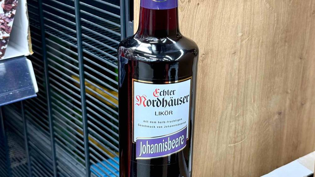 Johannisbeerlikör getestet: Nahaufnahme des Labels auf der Flasche.