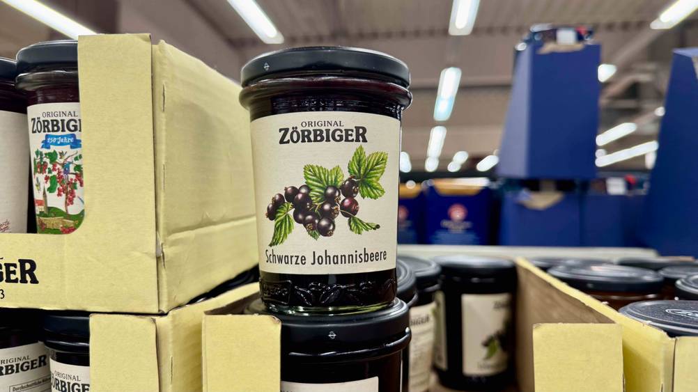 Johannisbeermarmelade im Test: Mehrere Gläser in einem Verkaufsregal.