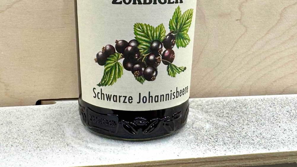 Johannisbeermarmelade getestet: Nahaufnahme des Etiketts auf dem Glas.