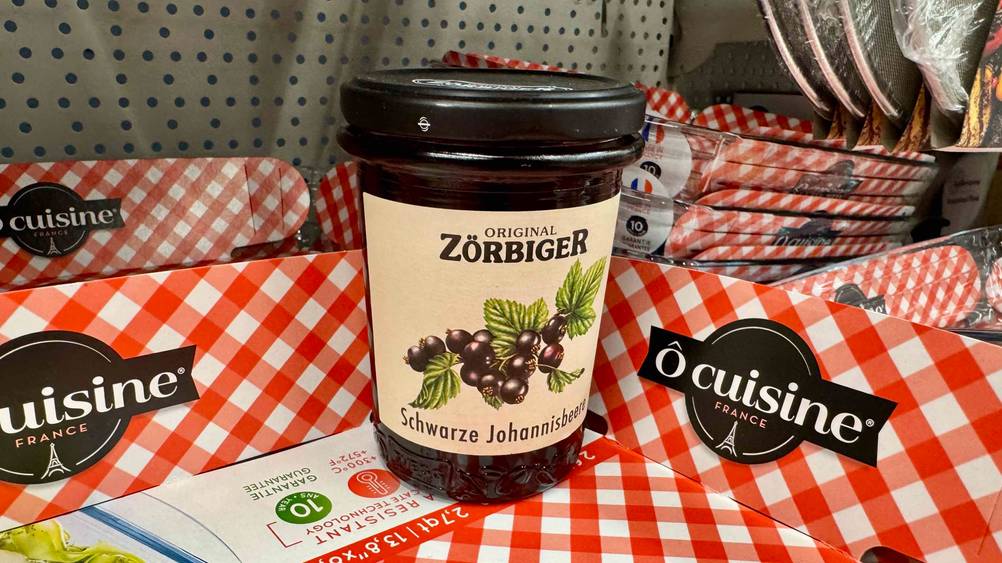 In einem Regal steht ein Glas der getesteten Johannisbeermarmelade.