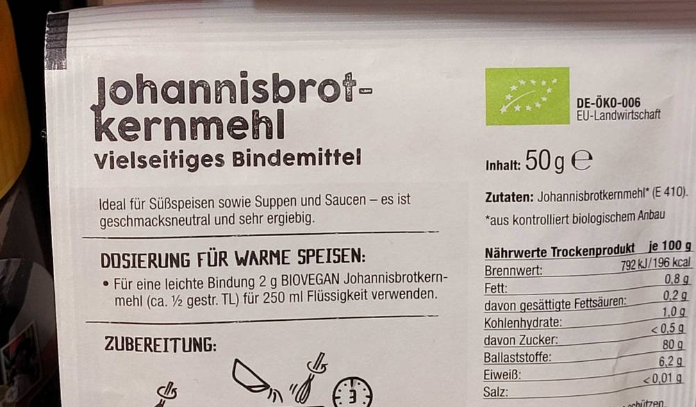 Johannisbrotkernmehl-Test: Nahaufnahme der Rückseite mit Närhwertangaben und Informationen.