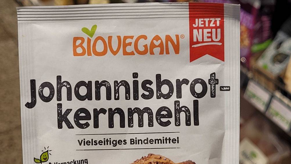 Nahaufnahme der Vorderseite der Verpackung des Johannisbrotkernmehls im Test mit Logo und Artikelbezeichnung.