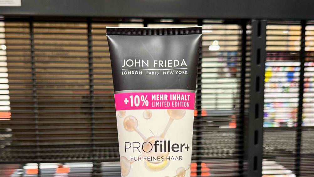 John-Frieda-Conditioner getestet: Nahaufnahme der Verpackung von vorne mit Logo und Artikelbezeichnung.