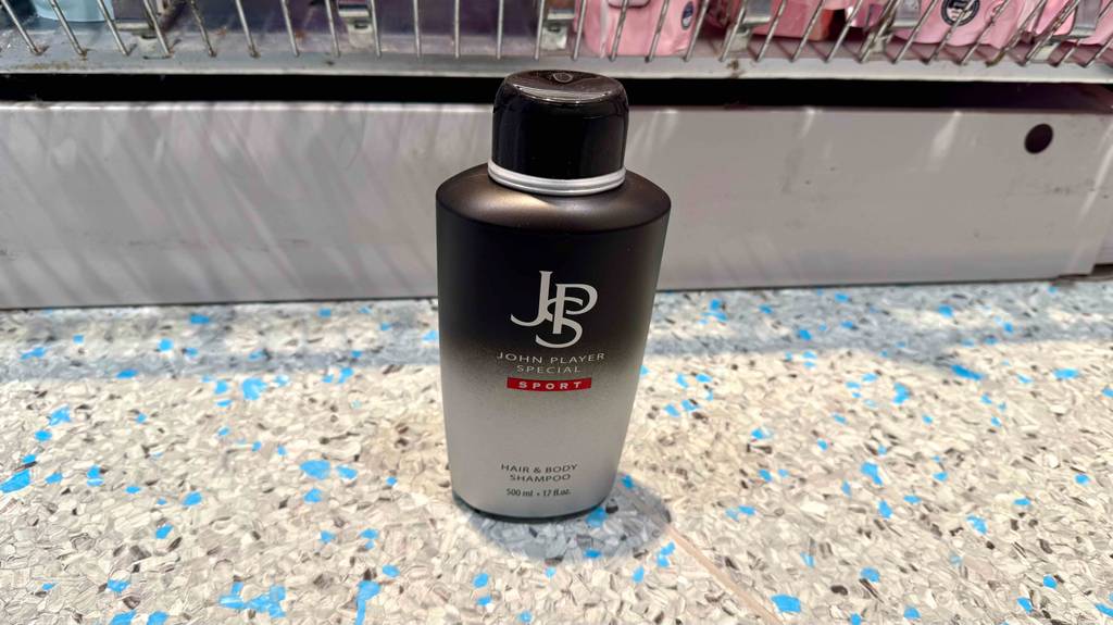2-in-1-Shampoo-Test: Auf der Vorderseite ist groß der Markenname aufgedruckt.