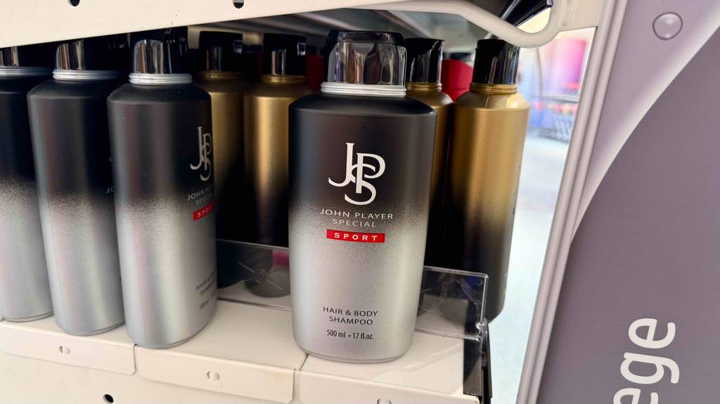 2-in-1-Shampoo im Test: Mehrere Flaschen stehen in einem Regal.