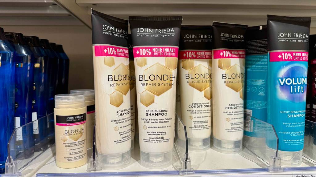 Im Test: Shampoos für blondes Haar in Tuben der Marke John Frieda stehen in einem Verkaufsregal.