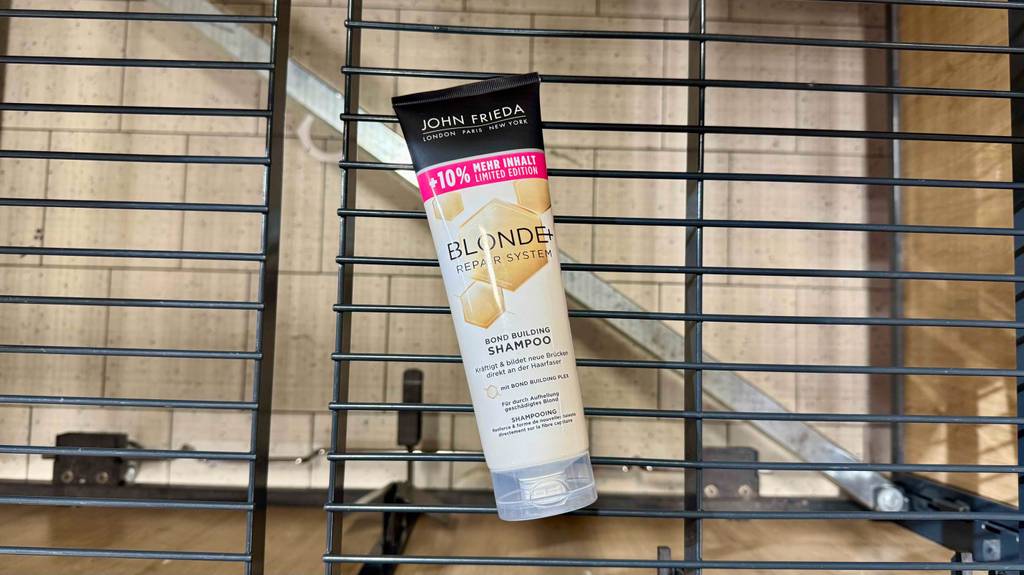 Getestet: Das Shampoo für blondes Haar liegt in seiner Tube in einem Einkaufskorb.