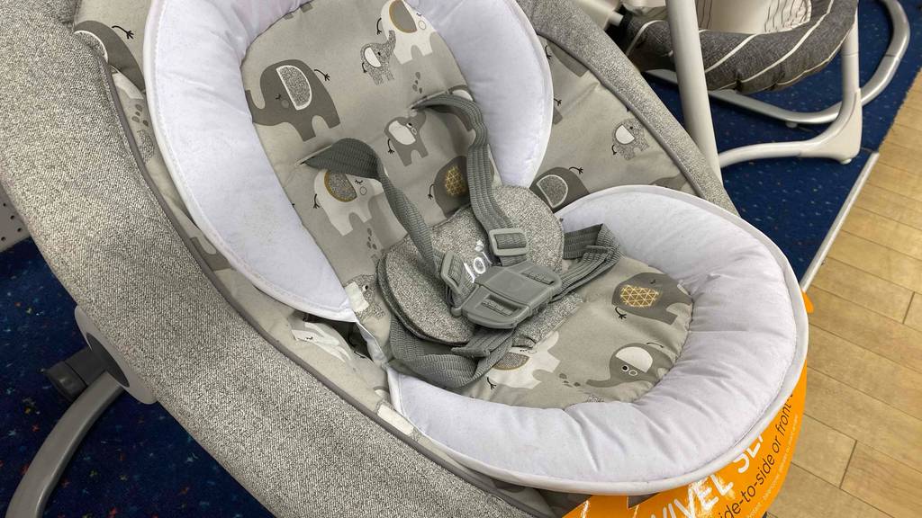 Babyschaukel elektrisch im Test: Blick auf die Sitz-/Liegeschale mit Anschnallgurt.
