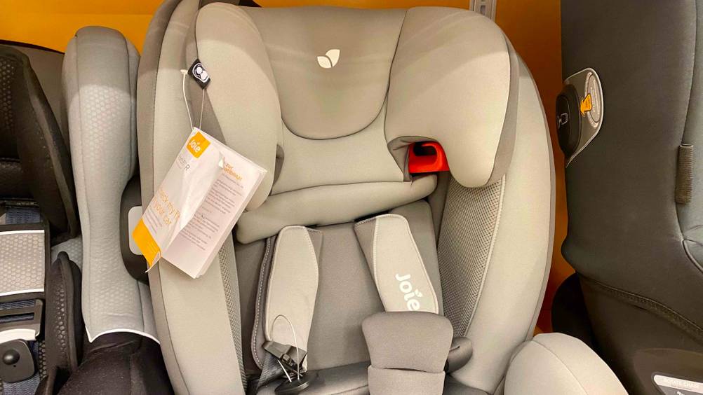 Kindersitz ab 1 Jahr-Test: Nahaufnahme der Rückeinlehne mit Gurten.