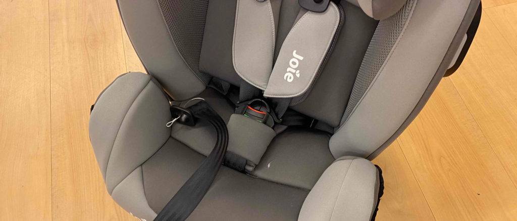Der getestete Kindersitz hat eine graue Farbe.