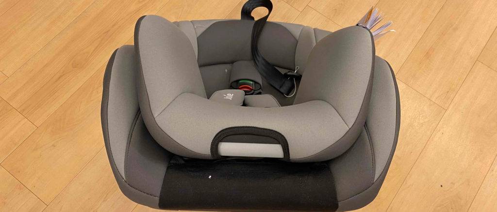 Der getestete Kindersitz steht auf dem Boden.