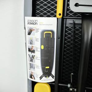 Die Rückseite der Verpackung des Joseph-Joseph-Ltd.-Bügelbretts zeigt Produktinformationen und technische Details. Die wichtigsten Merkmale sind in mehreren Sprachen aufgeführt.