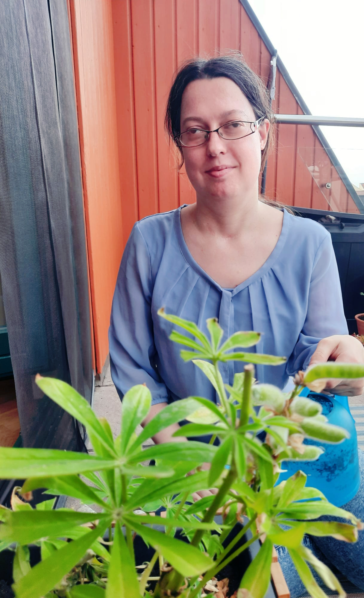 Vergleich.org-Autorin Josephine Jäger mit einer Balkonpflanze.