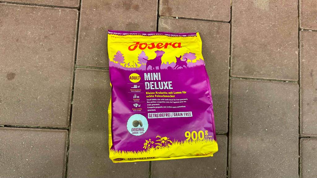 Eine Packung getestetes glutenfreies Hundefutter liegt auf einem Steinboden.
