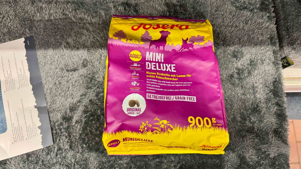 Auf der Vorderseite der Verpackung von getestetem glutenfreien Hundefutter stehen Informationen zum Inhalt.